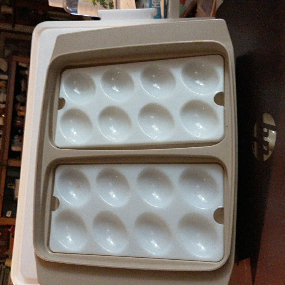 Tupperware deviled egg 4 part container